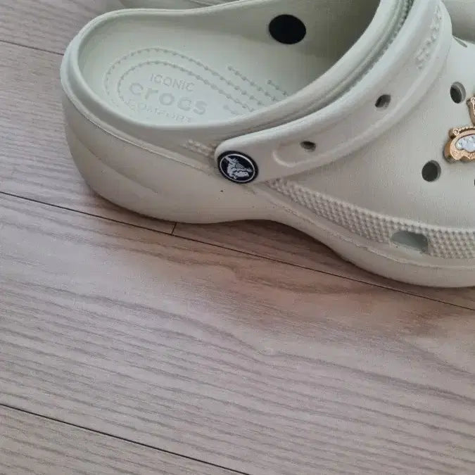 [BUNJANG] Crocs Platform Sandals with Jibbitz Charms / 크록스 지비츠 장식 크록스 샌들