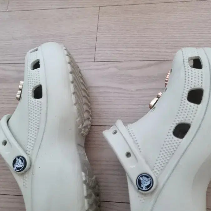 [BUNJANG] Crocs Platform Sandals with Jibbitz Charms / 크록스 지비츠 장식 크록스 샌들
