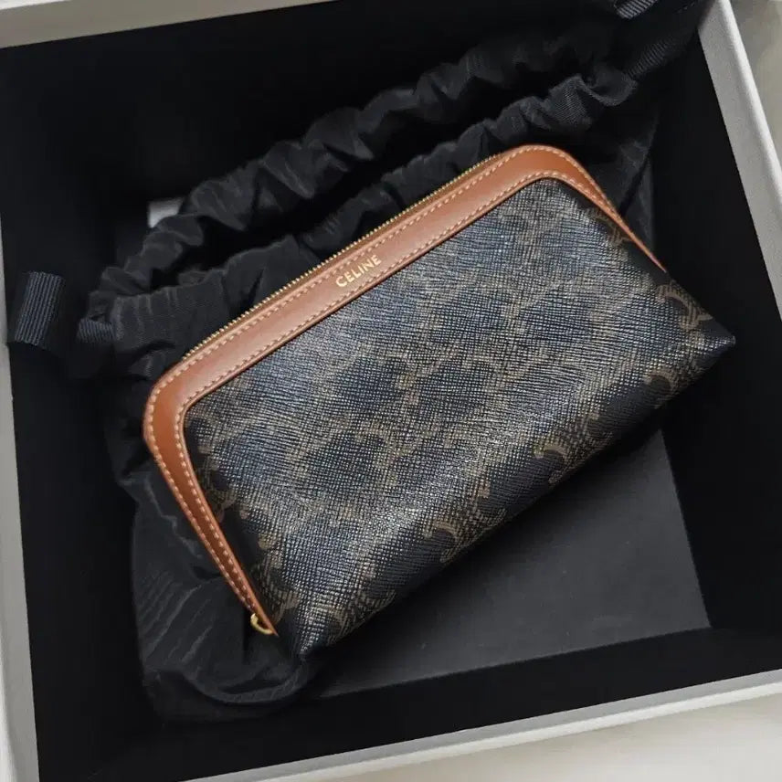 [BUNJANG] Celine Triomphe Cosmetic Pouch Small / 셀린느 트리옹프 코스메틱 파우치 스몰