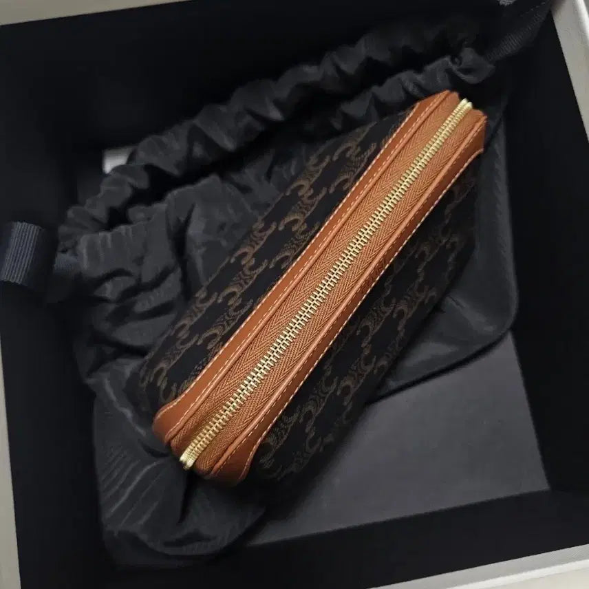 [BUNJANG] Celine Triomphe Cosmetic Pouch Small / 셀린느 트리옹프 코스메틱 파우치 스몰