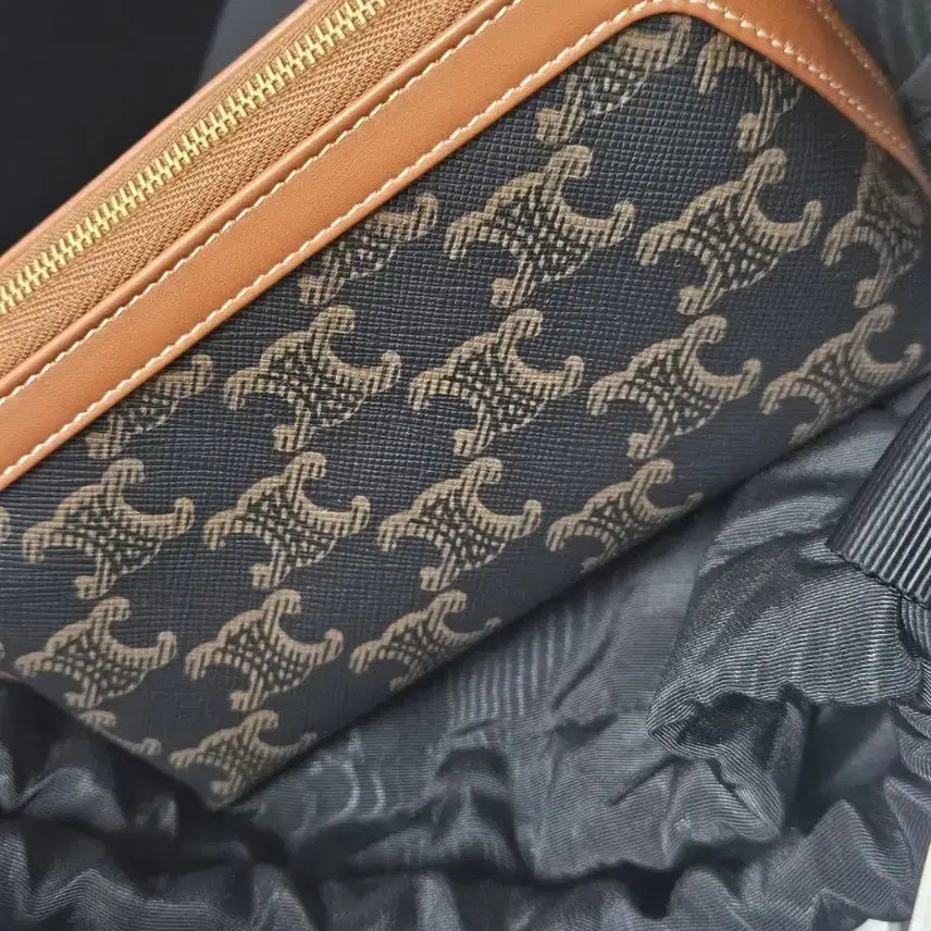 [BUNJANG] Celine Triomphe Cosmetic Pouch Small / 셀린느 트리옹프 코스메틱 파우치 스몰