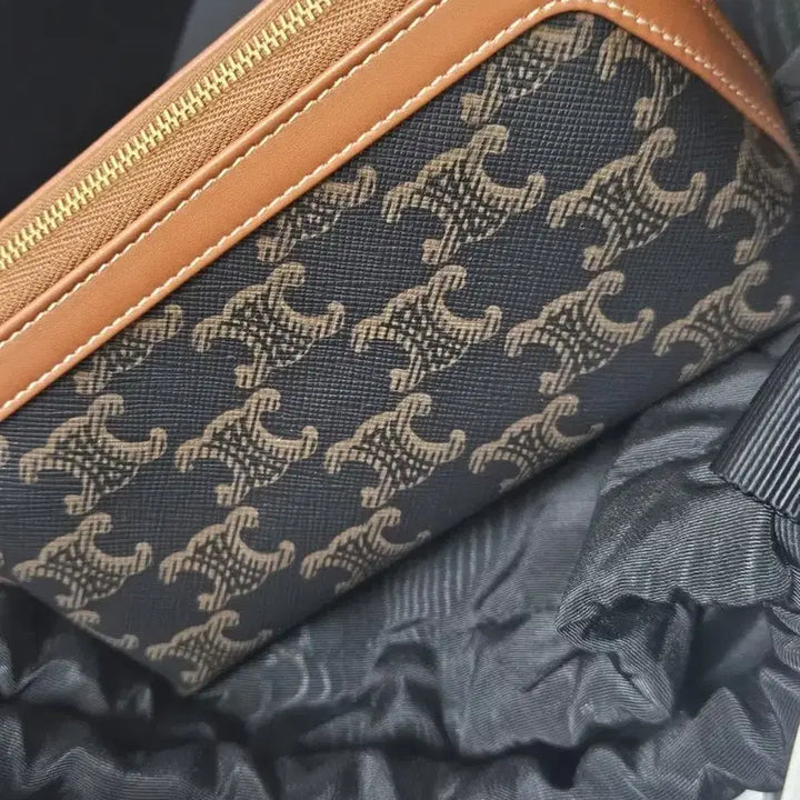 [BUNJANG] Celine Triomphe Cosmetic Pouch Small / 셀린느 트리옹프 코스메틱 파우치 스몰