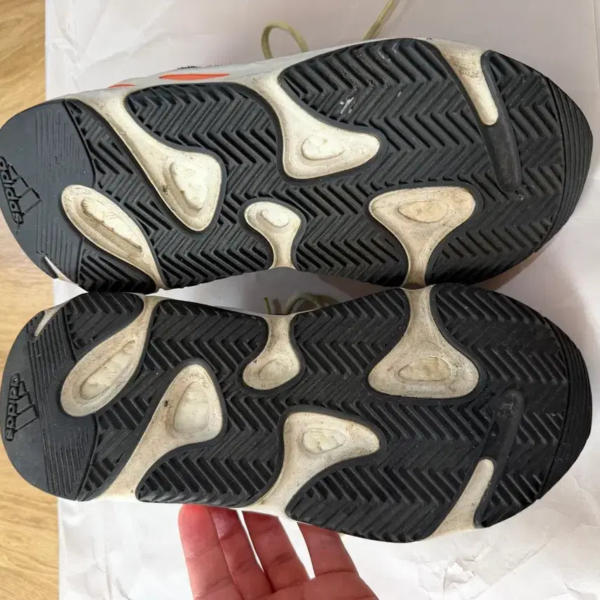[SOLD OUT] 아디다스 이지부스트 700 OG 웨이브러너 2019 265