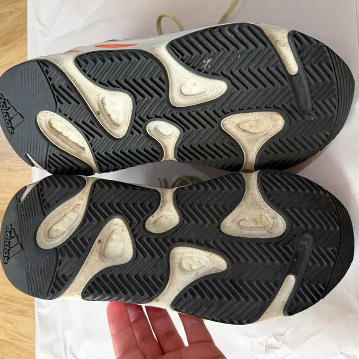 [SOLD OUT] 아디다스 이지부스트 700 OG 웨이브러너 2019 265