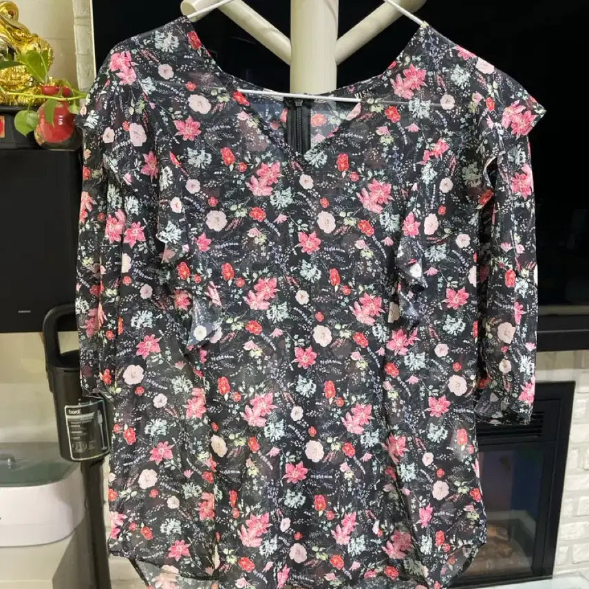 [SOLD OUT] 비지트인뉴욕 포인트 슬림핏 블라우스