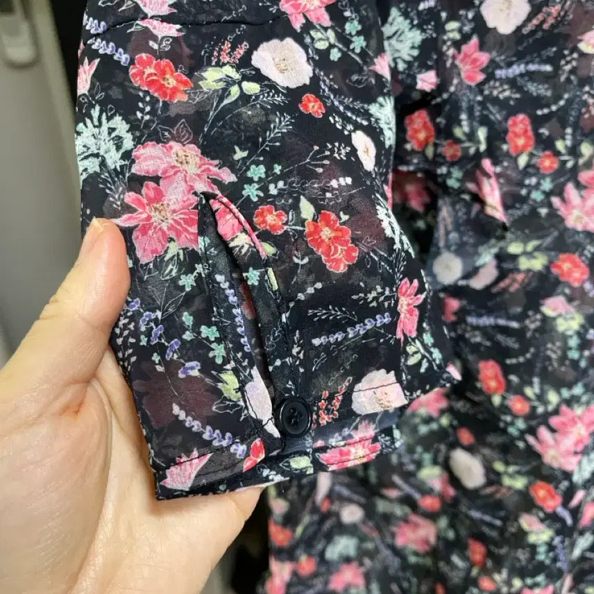 [SOLD OUT] 비지트인뉴욕 포인트 슬림핏 블라우스