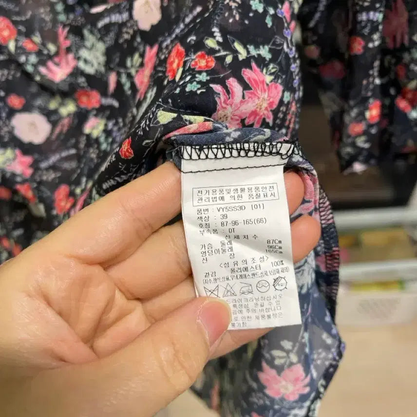 [SOLD OUT] 비지트인뉴욕 포인트 슬림핏 블라우스