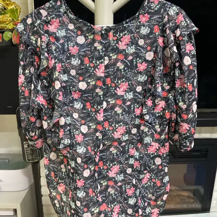 [SOLD OUT] 비지트인뉴욕 포인트 슬림핏 블라우스