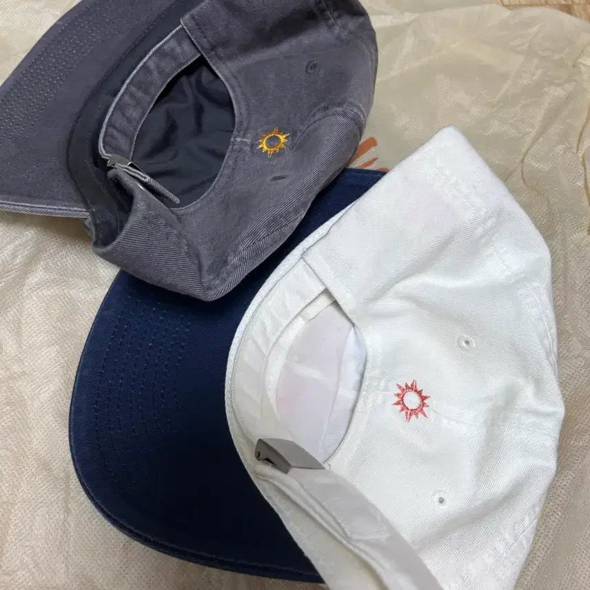 [SOLD OUT] 헬로선라이즈 모자 2개 일괄로 판매