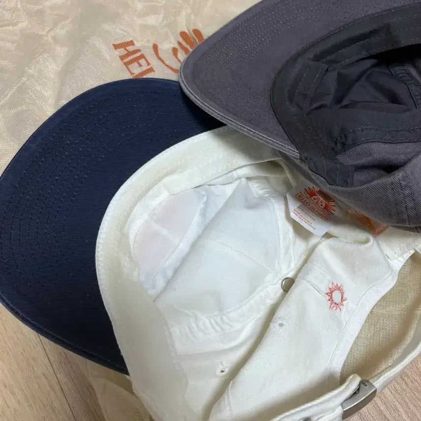 [SOLD OUT] 헬로선라이즈 모자 2개 일괄로 판매
