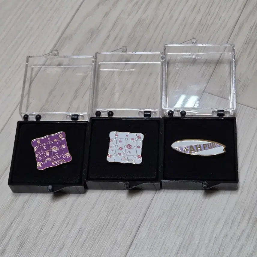 [BUNJANG] IU AH PUH &amp; Dahrma Metal Pin Badge Set / (새상품)아이유 dahrma 2종 및 AH PUH 금속 핀뱃지 모음