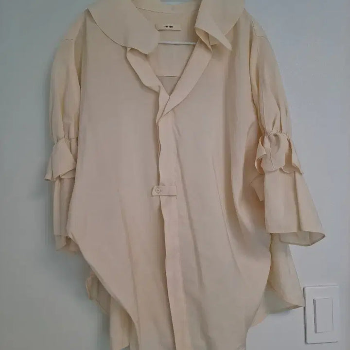 [BUNJANG] SYSTEM Ivory Blouse with Frill Sleeves / SYSTEM 아이보리 블라우스 프릴 소매