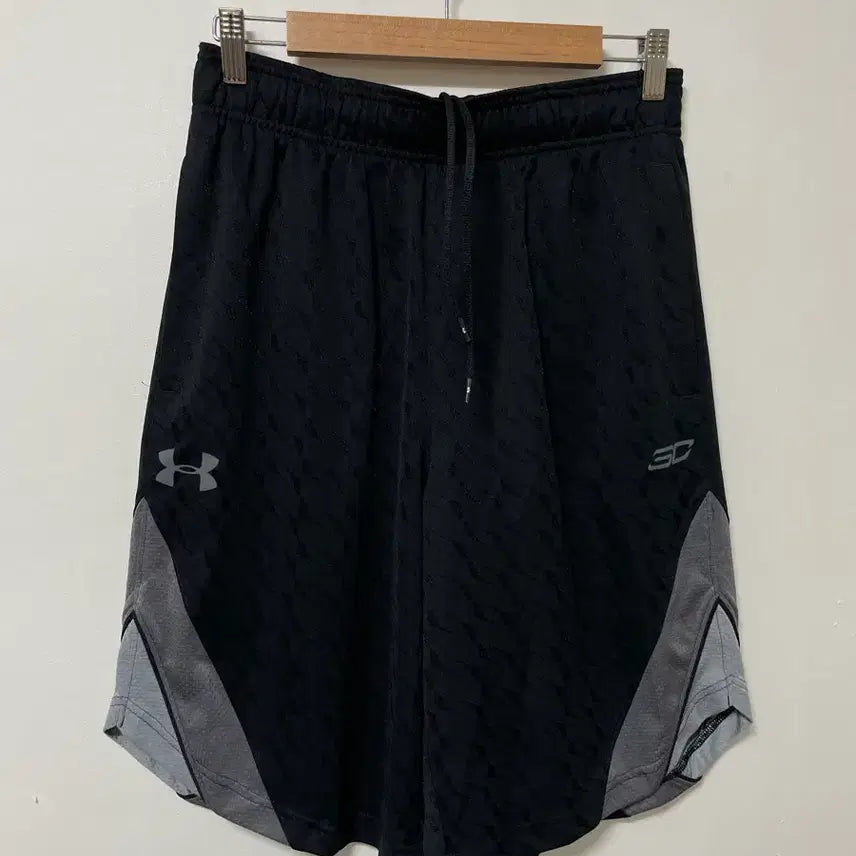 [SOLD OUT] 32-33 언더아머 기능성 스판 밴딩 반바지 정품