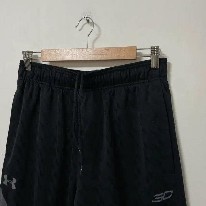 [SOLD OUT] 32-33 언더아머 기능성 스판 밴딩 반바지 정품