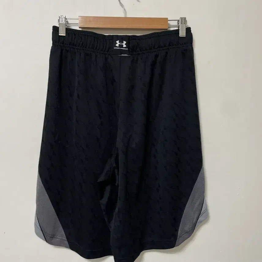 [SOLD OUT] 32-33 언더아머 기능성 스판 밴딩 반바지 정품