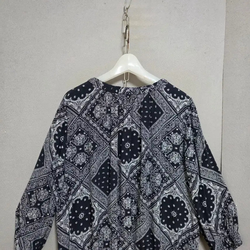 [BUNJANG] BCBG Paisley Blouse / BCBG 페이즐리무늬 블라우스 55