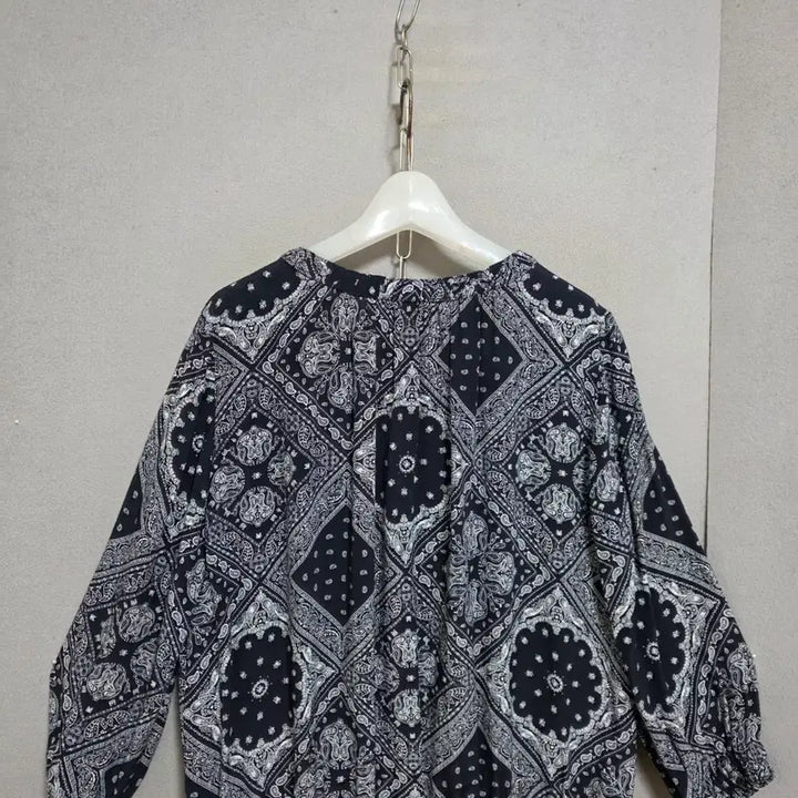 [BUNJANG] BCBG Paisley Blouse / BCBG 페이즐리무늬 블라우스 55
