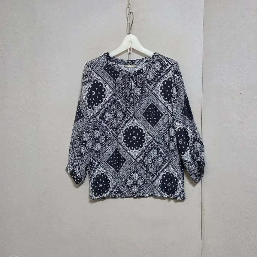[BUNJANG] BCBG Paisley Blouse / BCBG 페이즐리무늬 블라우스 55