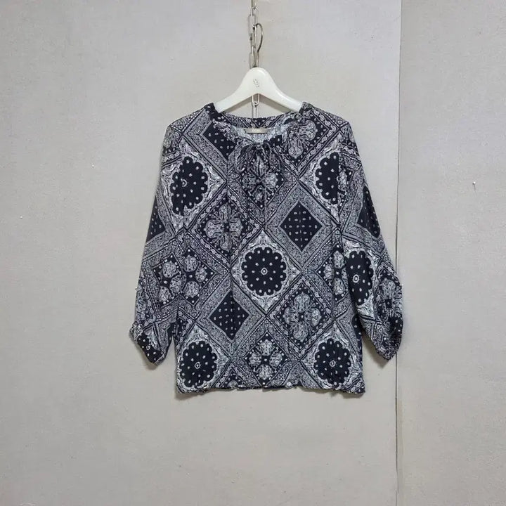 [BUNJANG] BCBG Paisley Blouse / BCBG 페이즐리무늬 블라우스 55