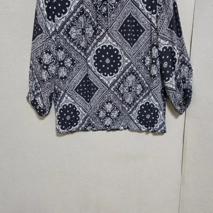 [BUNJANG] BCBG Paisley Blouse / BCBG 페이즐리무늬 블라우스 55