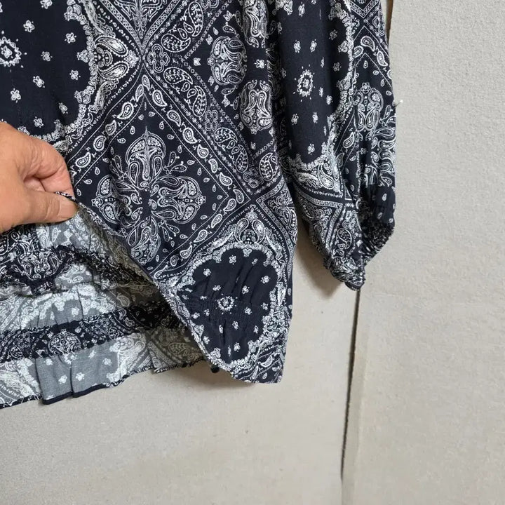 [BUNJANG] BCBG Paisley Blouse / BCBG 페이즐리무늬 블라우스 55