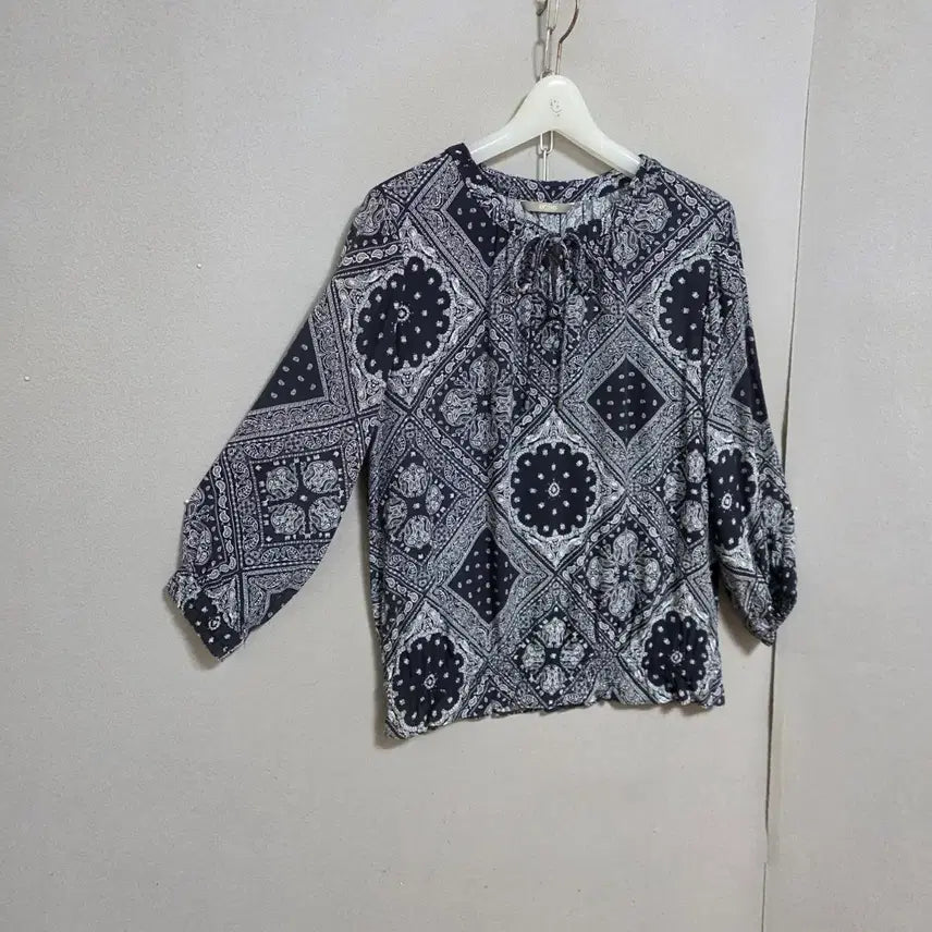[BUNJANG] BCBG Paisley Blouse / BCBG 페이즐리무늬 블라우스 55