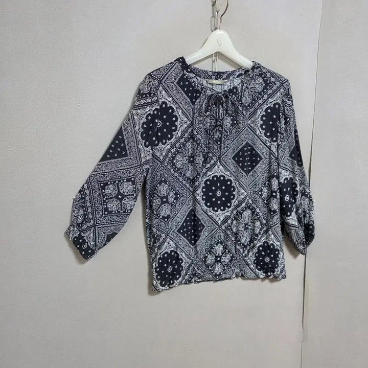 [BUNJANG] BCBG Paisley Blouse / BCBG 페이즐리무늬 블라우스 55
