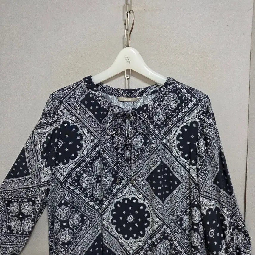 [BUNJANG] BCBG Paisley Blouse / BCBG 페이즐리무늬 블라우스 55