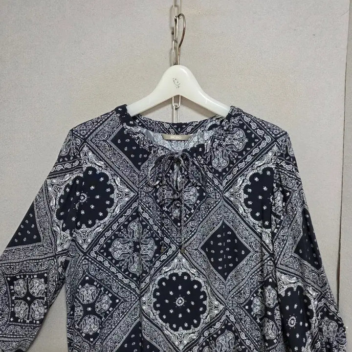 [BUNJANG] BCBG Paisley Blouse / BCBG 페이즐리무늬 블라우스 55