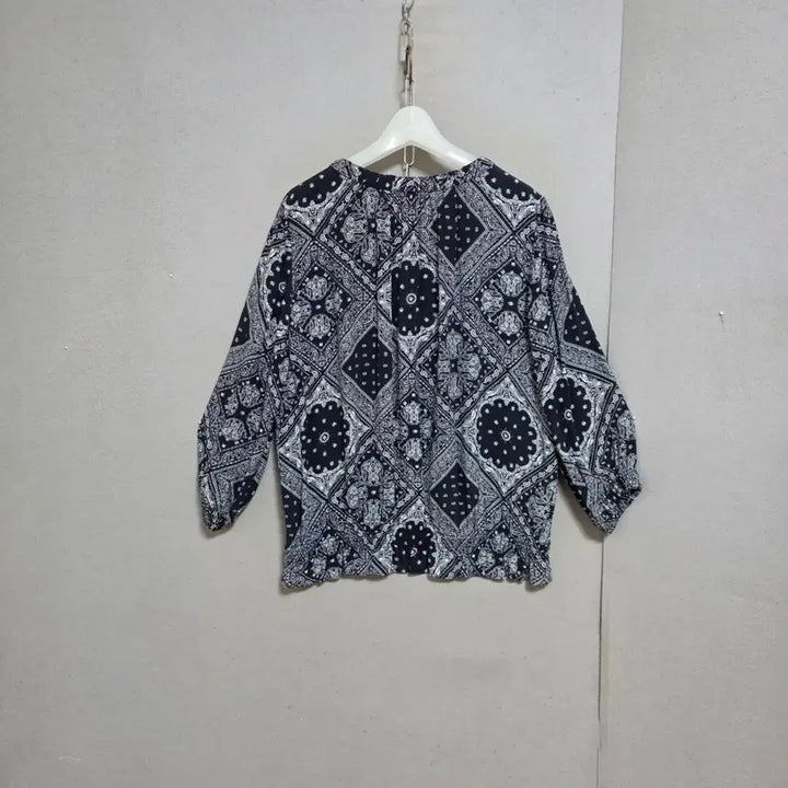 [BUNJANG] BCBG Paisley Blouse / BCBG 페이즐리무늬 블라우스 55