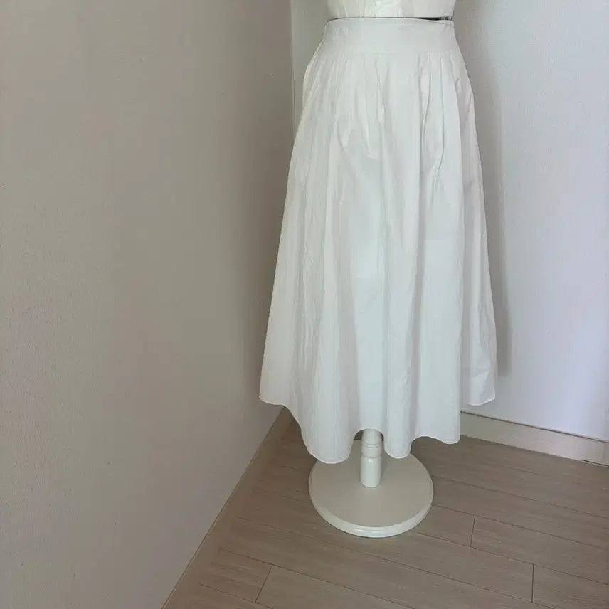 [SOLD OUT] 화이트 플레어 스커트