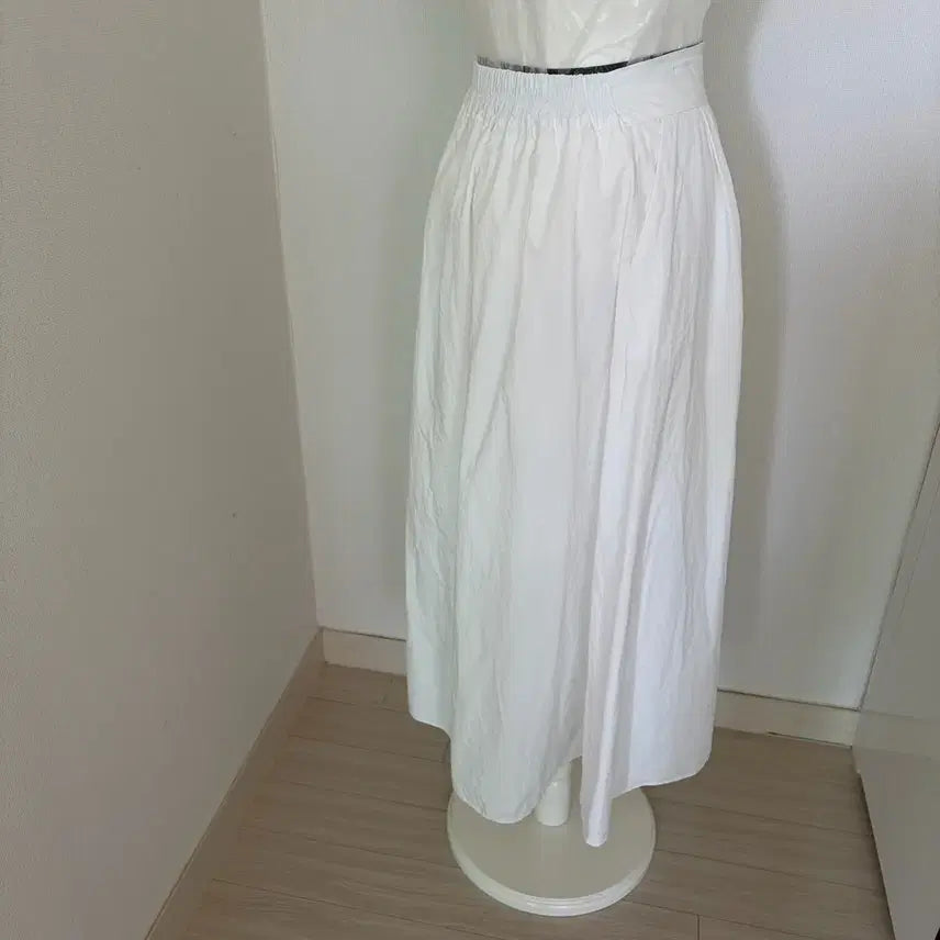 [SOLD OUT] 화이트 플레어 스커트