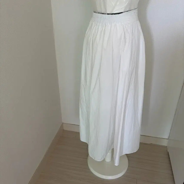 [SOLD OUT] 화이트 플레어 스커트