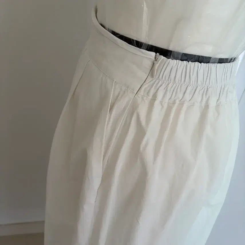 [SOLD OUT] 화이트 플레어 스커트