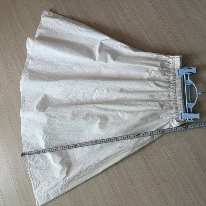 [SOLD OUT] 화이트 플레어 스커트