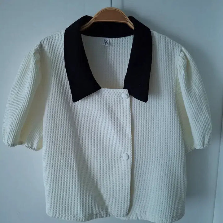 [BUNJANG] White Waffle Short Sleeve Blouse with Black Collar / 화이트 와플 반팔 블라우스 블랙 카라55~66반