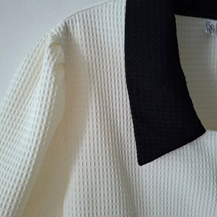 [BUNJANG] White Waffle Short Sleeve Blouse with Black Collar / 화이트 와플 반팔 블라우스 블랙 카라55~66반