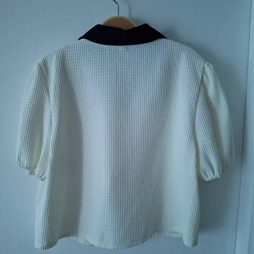 [BUNJANG] White Waffle Short Sleeve Blouse with Black Collar / 화이트 와플 반팔 블라우스 블랙 카라55~66반