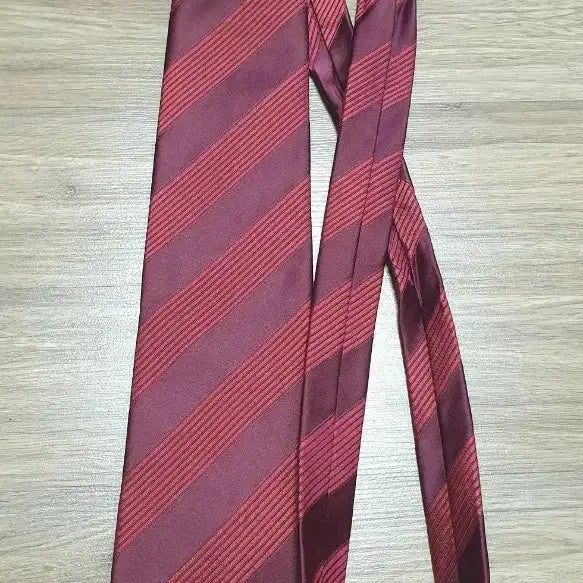 [BUNJANG] Korea University Crimson Stripe Tie / 고려대 크림슨색 스트라이프 넥타이