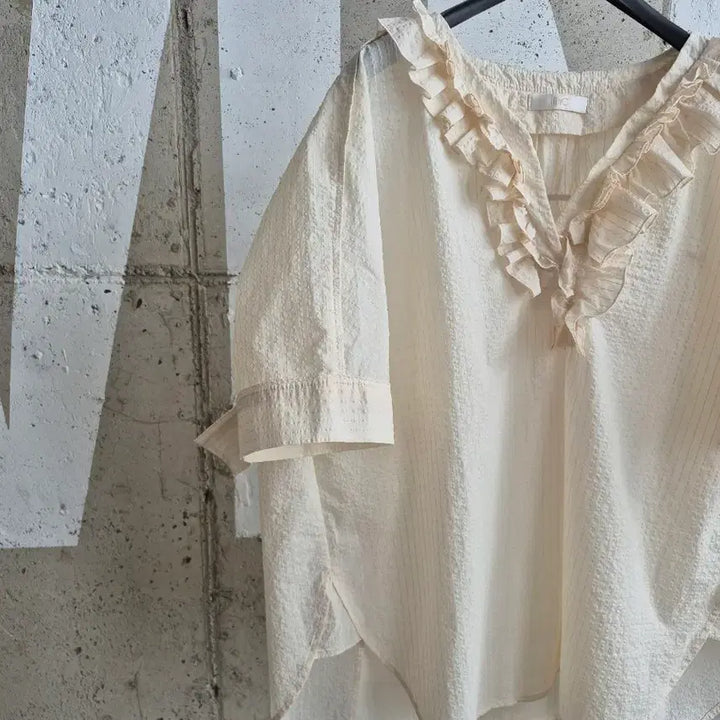 [SOLD OUT] EnC 프릴 지지미 반팔 블라우스