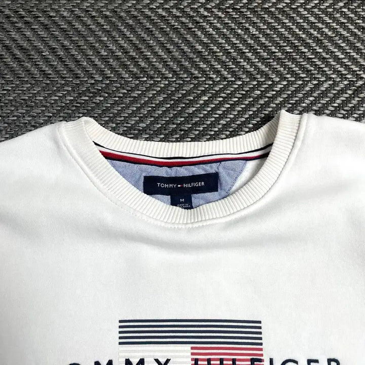 [BUNJANG] Tommy Hilfiger Spellout Big Logo White Sweatshirt / 타미힐피거 스펠아웃 빅로고 화이트 맨투맨o 5345
