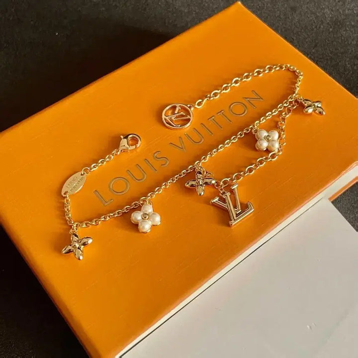 [BUNJANG] Louis Vuitton Gold Flower Charm Bracelet / 루이비통 골드 플라워 참 팔찌
