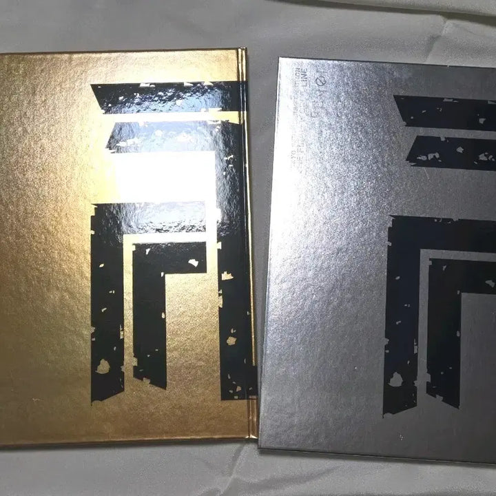 [BUNJANG] Tokyo Revengers Exhibition Official Brochure Gold &amp; Silver Bundle Set / 도리벤 전시회 공식 도록 최후의 세계선 도쿄 리벤저스 골드 실버 일괄