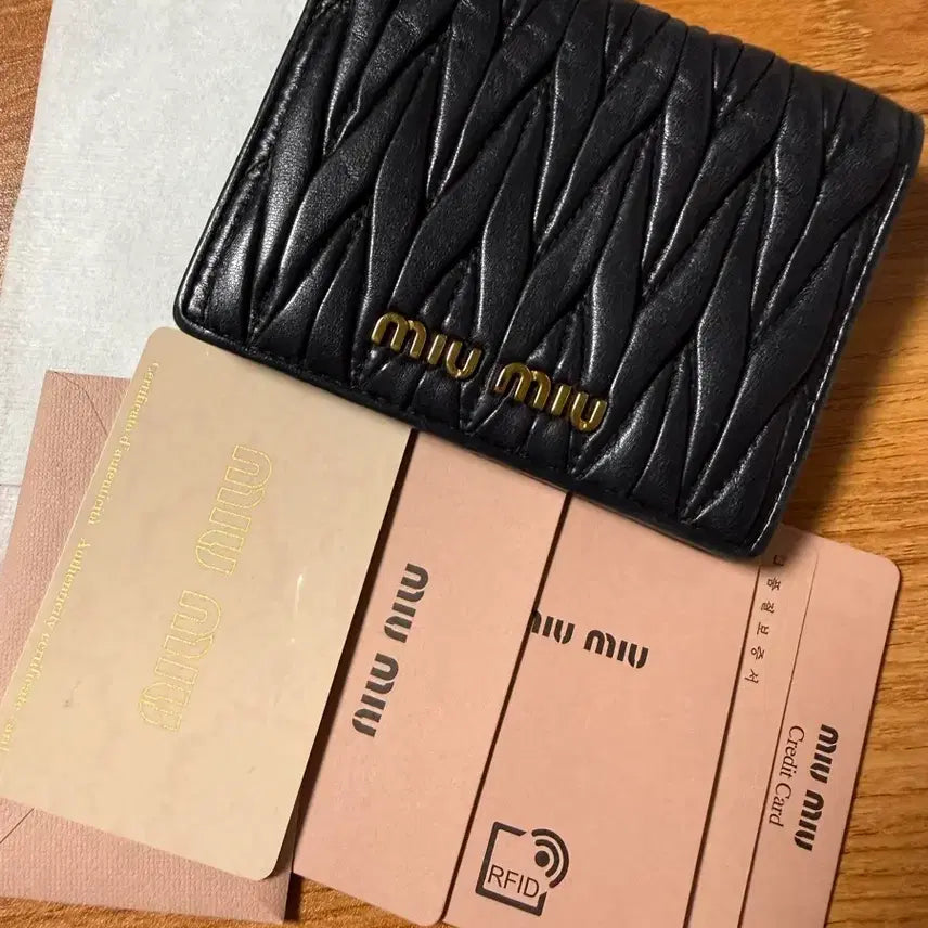[BUNJANG] Miu Miu Matelassé Black Bifold Wallet / 미우미우 마테라쎄 반지갑 블랙