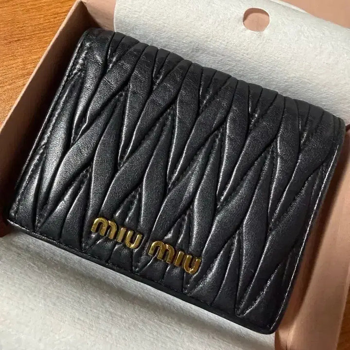 [BUNJANG] Miu Miu Matelassé Black Bifold Wallet / 미우미우 마테라쎄 반지갑 블랙