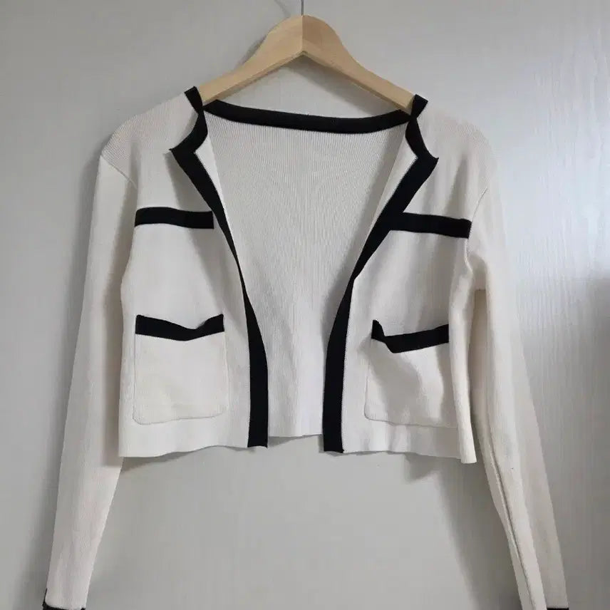 [BUNJANG] Ivory Color Block Crop Cardigan / 아이보리 배색 크롭 가디건