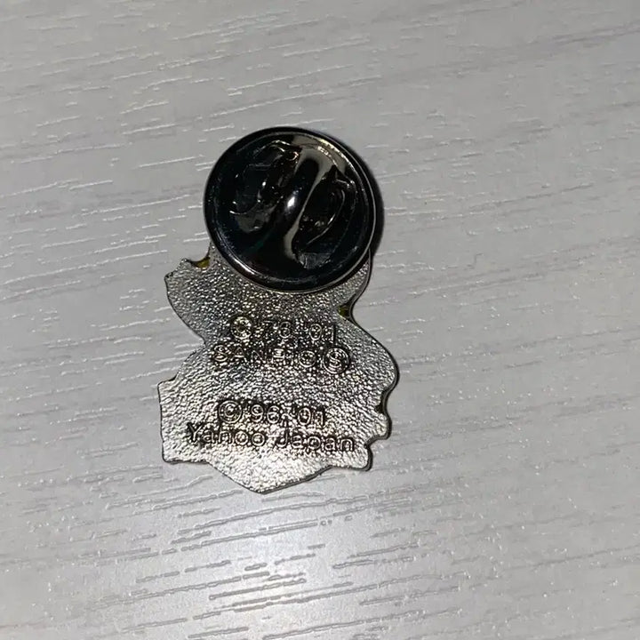 [BUNJANG] Hello Kitty Yahoo Collaboration Pin Badge / 빈티지 헬로키티 야후 콜라보 핀뱃지