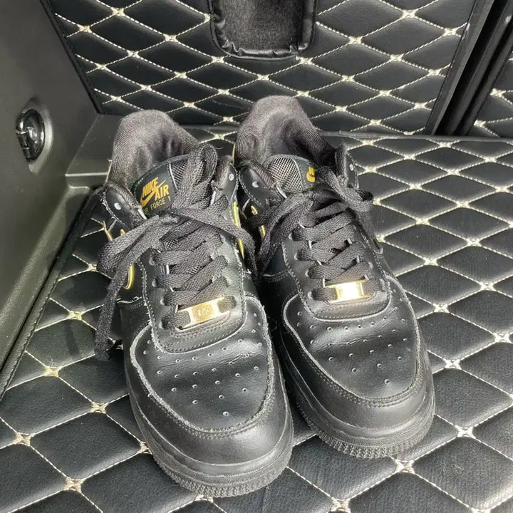 [BUNJANG] Nike Air Force 1 Black/Gold Sneakers / 나이키 에어포스1 블랙/골드 250