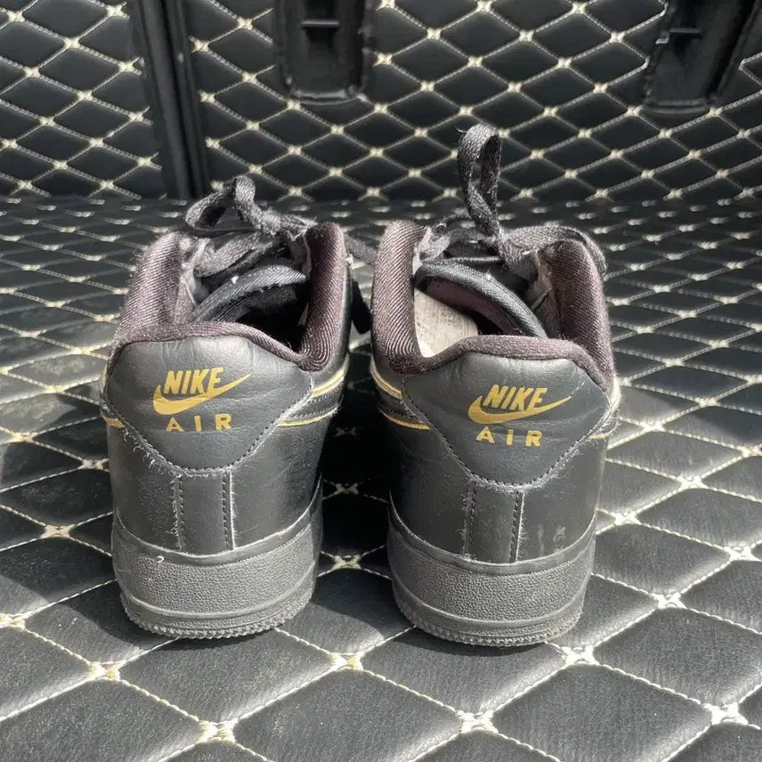 [BUNJANG] Nike Air Force 1 Black/Gold Sneakers / 나이키 에어포스1 블랙/골드 250