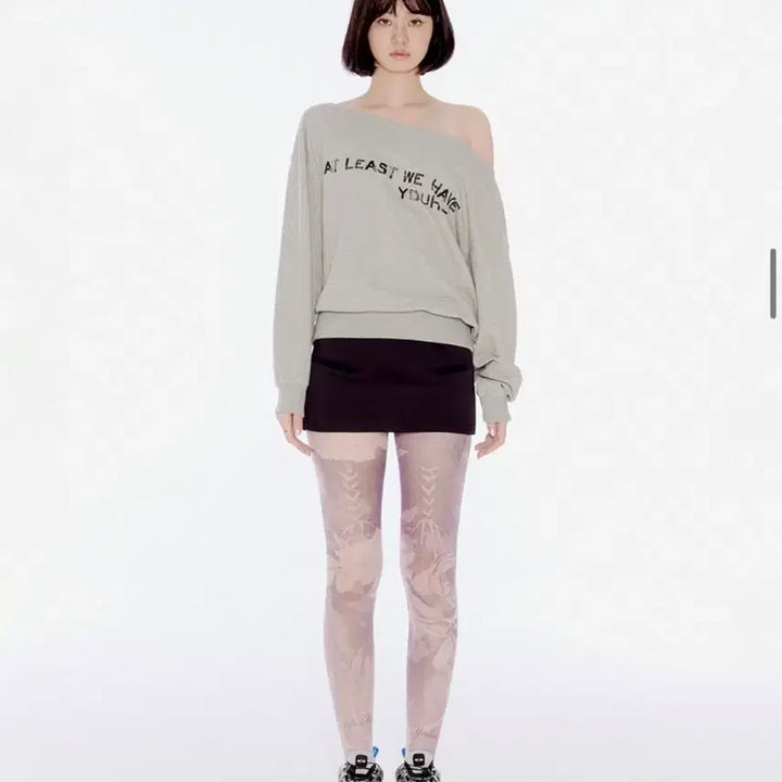 [BUNJANG] ILLIT Off-Shoulder Sweatshirt / [1번입은 새제품무방] 정가 7만5천원 유희  아일릿 오프숄더 맨투맨